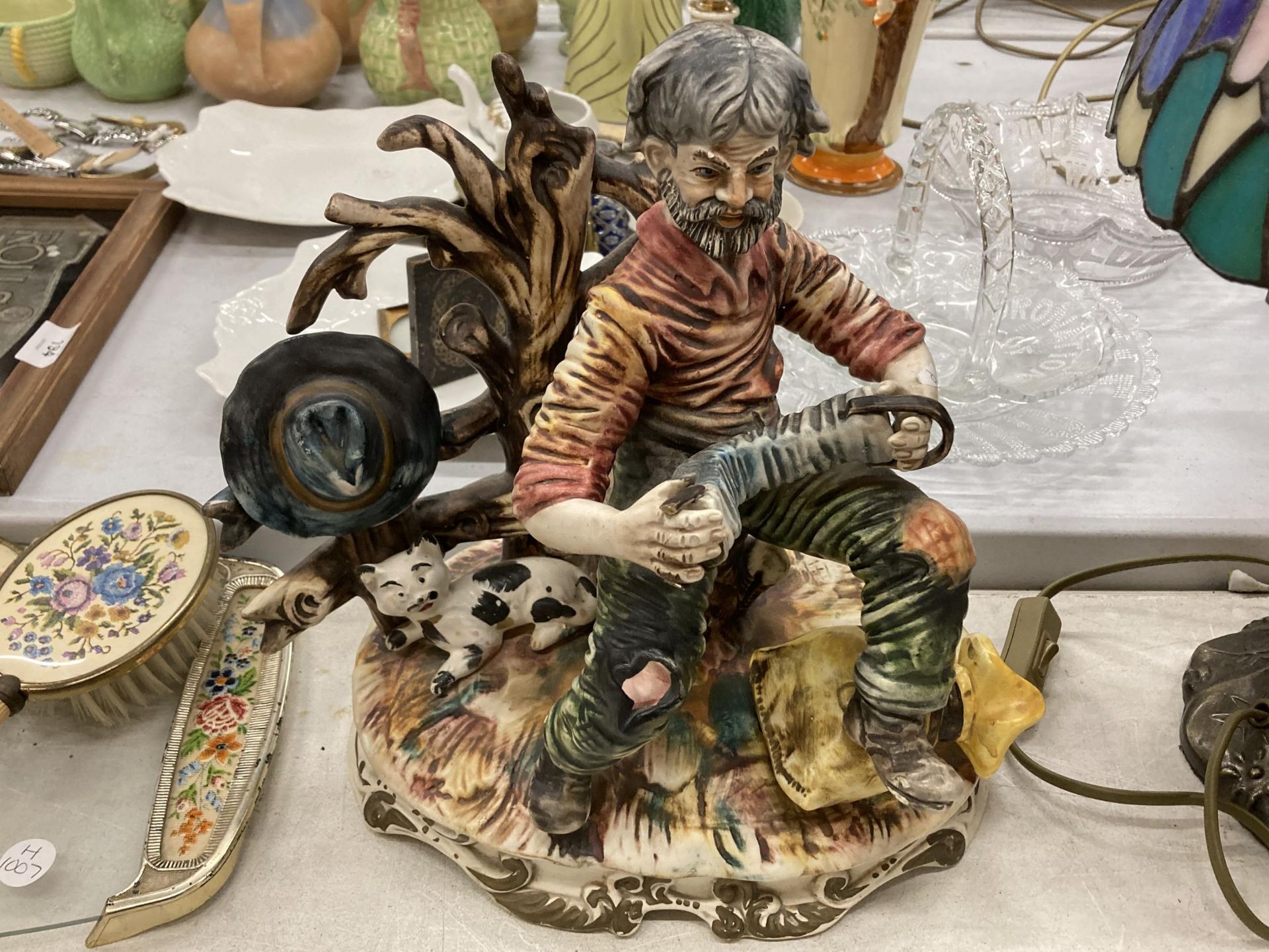 A CAPODIMONTE MODEL OF A MAN AND CAT PLAYING THE ACCORDIAN, CAPODIMONTE STYLE MAN ON A BENCH - A/F - Image 4 of 5