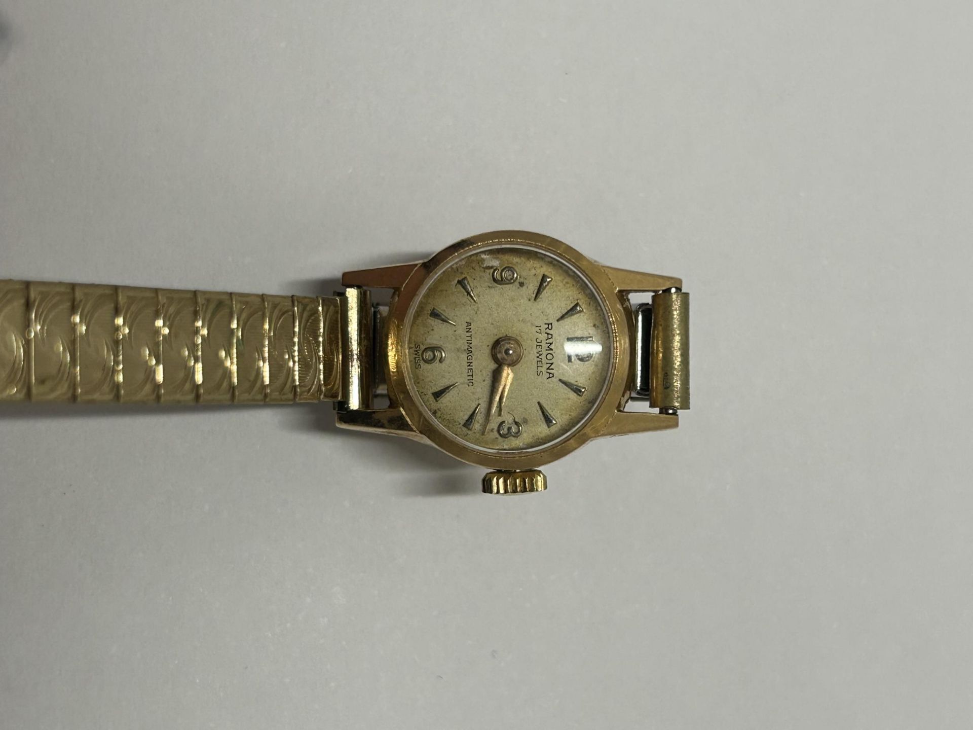 AN 18CT YELLOW GOLD CASED LADIES RAMONA WRISTWATCH WITH 17 JEWEL MOVEMENT ON AN ELASTICATED STRAP - Bild 3 aus 4