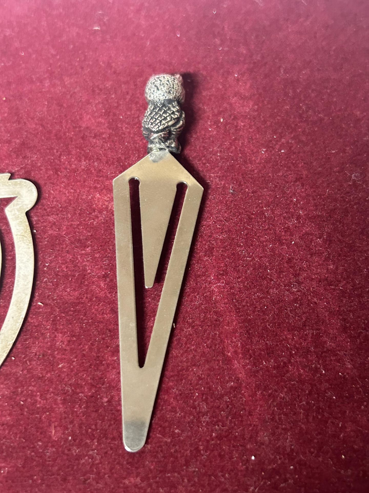 TWO OWL BOOKMARKS, ONE HALLMARKED SILVER AND ONE WHITE METAL - Bild 4 aus 4