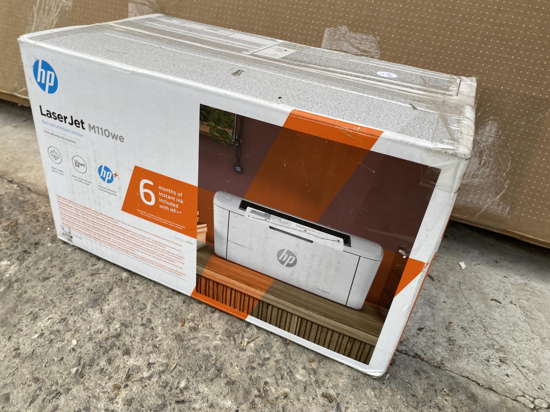 A BOXED 65" SAMSUNG TELEVISION WITH REMOTE CONTROL AND A BOXED HP LASERJET PRINTER - Bild 2 aus 4