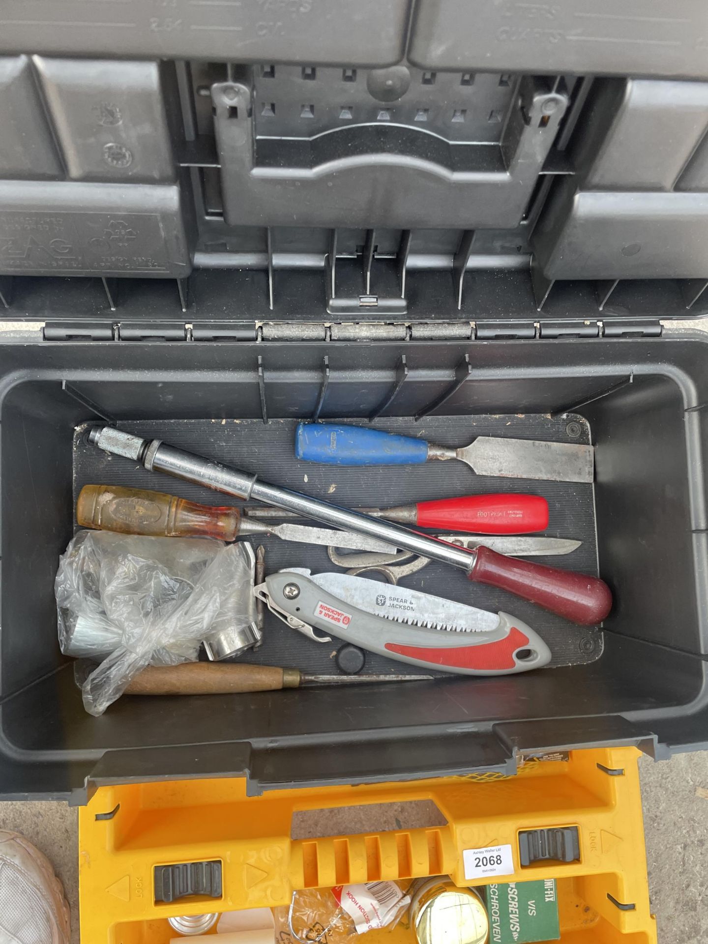 A PLASTIC STACKING TOOL BOX WITH AN ASSORTMENT OF TOOLS TO INCLUDE CHISELS ETC - Bild 3 aus 4