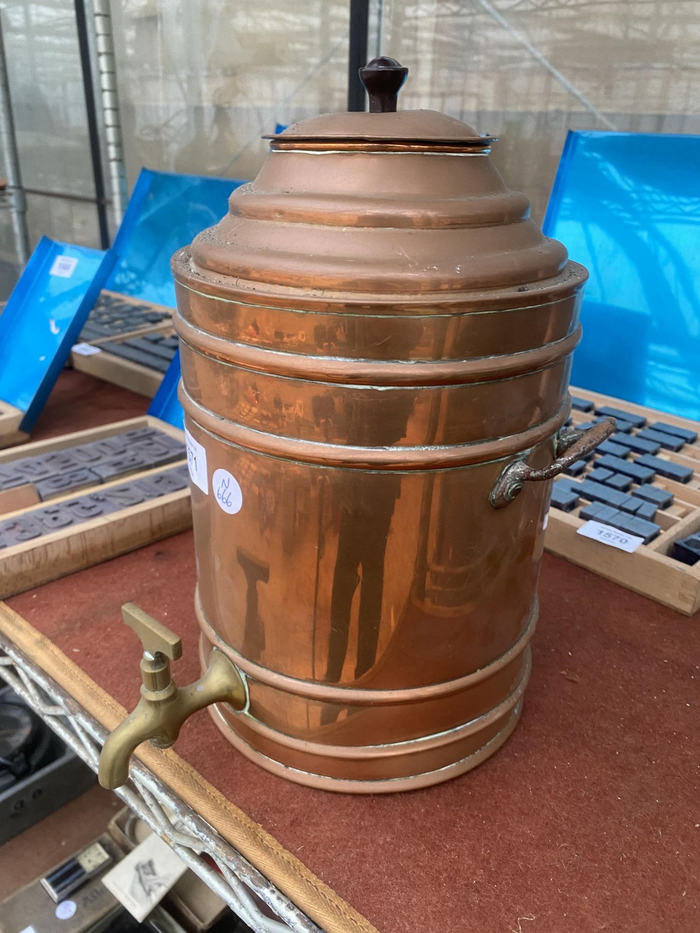 A VINTAGE TWIN HANDLED COPPER URN WITH LOWER BRASS TAP - Image 2 of 3