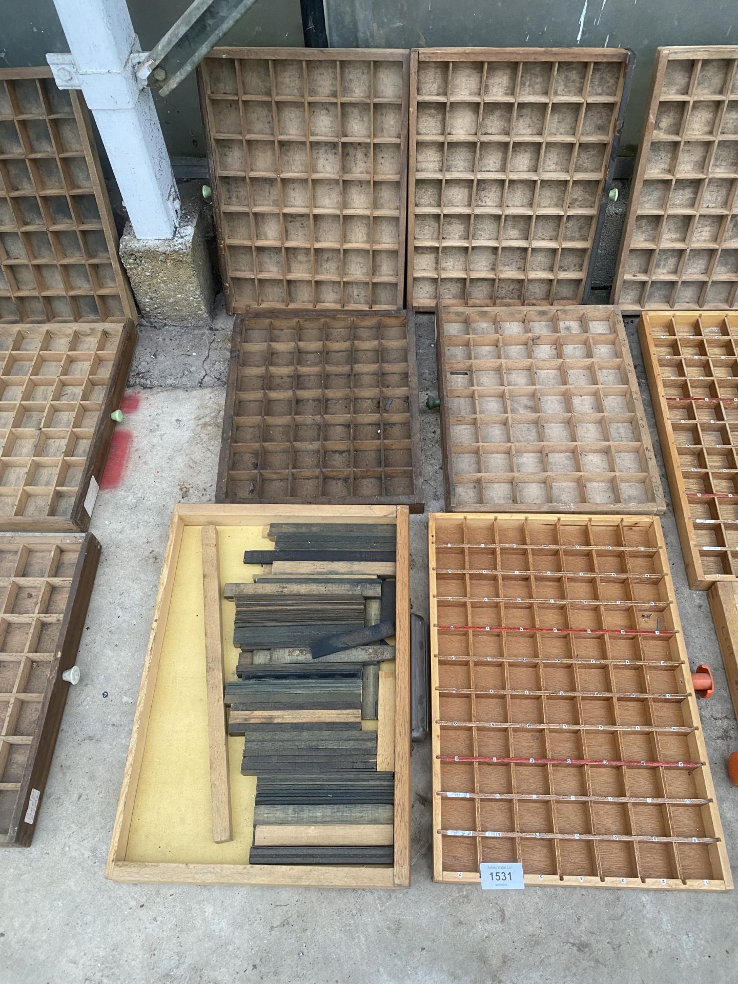 AN ASSORTMENT OF SMALL WOODEN PRINTERS TRAYS AND A QUANTITY OF WOODEN BLOCKS