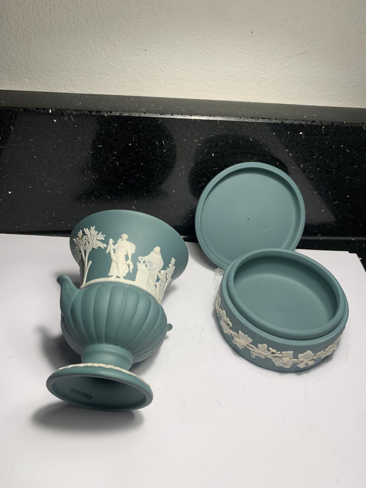 TWO ITEMS OF RARE GREEN WEDGWOOD JASPERWARE TO INCLUDE A VASE AND A LIDDED POT - Image 3 of 3