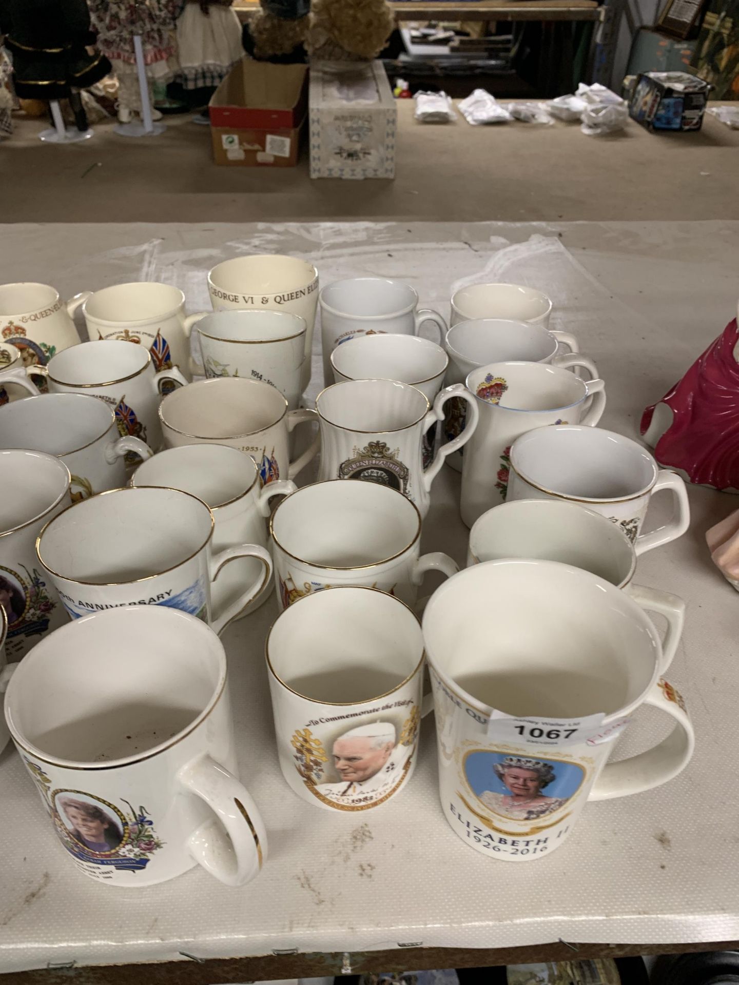 A LARGE COLLECTION OF COMMEMORATIVE MUGS - Image 3 of 3