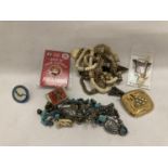 A QUANTITY OF COSTUME JEWELLERY AND BADGES TO INCLUDE A RING, BRACELET, NECKLACES, CHAINS, ETC
