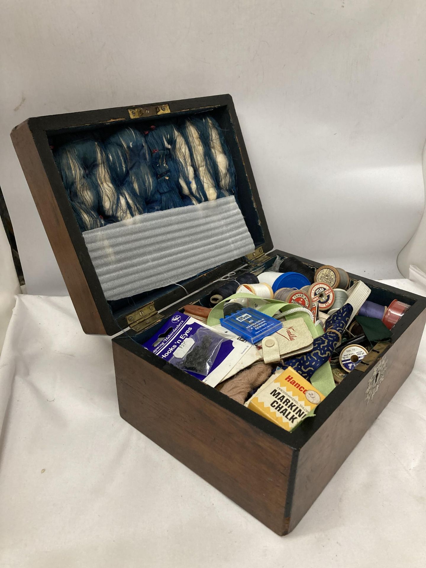 A VINTAGE MAHOGANY BOX OF ASSORTED SEWING EQUIPMENT, THREAD - Image 2 of 3