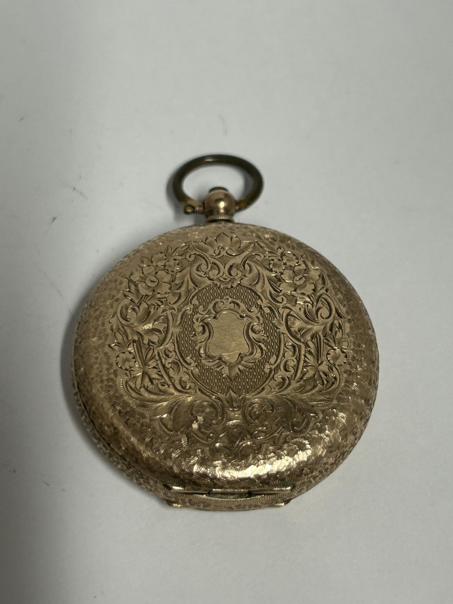 A 9CT YELLOW GOLD LADIES OPEN FACE, KEY WIND POCKET WATCH WITH ETCHED FLORAL DIAL, GROSS WEIGHT 34. - Image 3 of 5