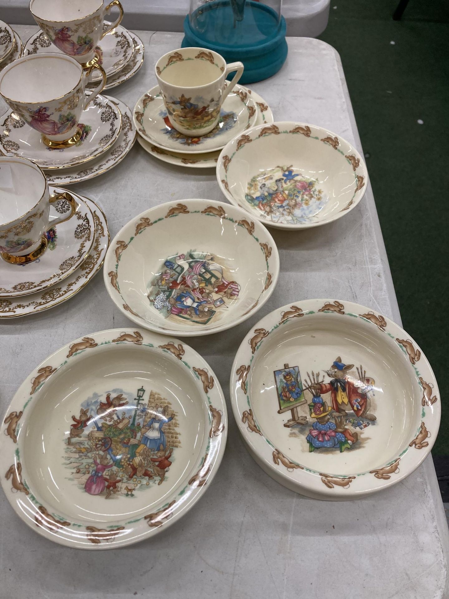 A COLLECTION OF ROYAL DOULTON 'BUNNYKINS' TO INCLUDE BOWLS AND A TRIO