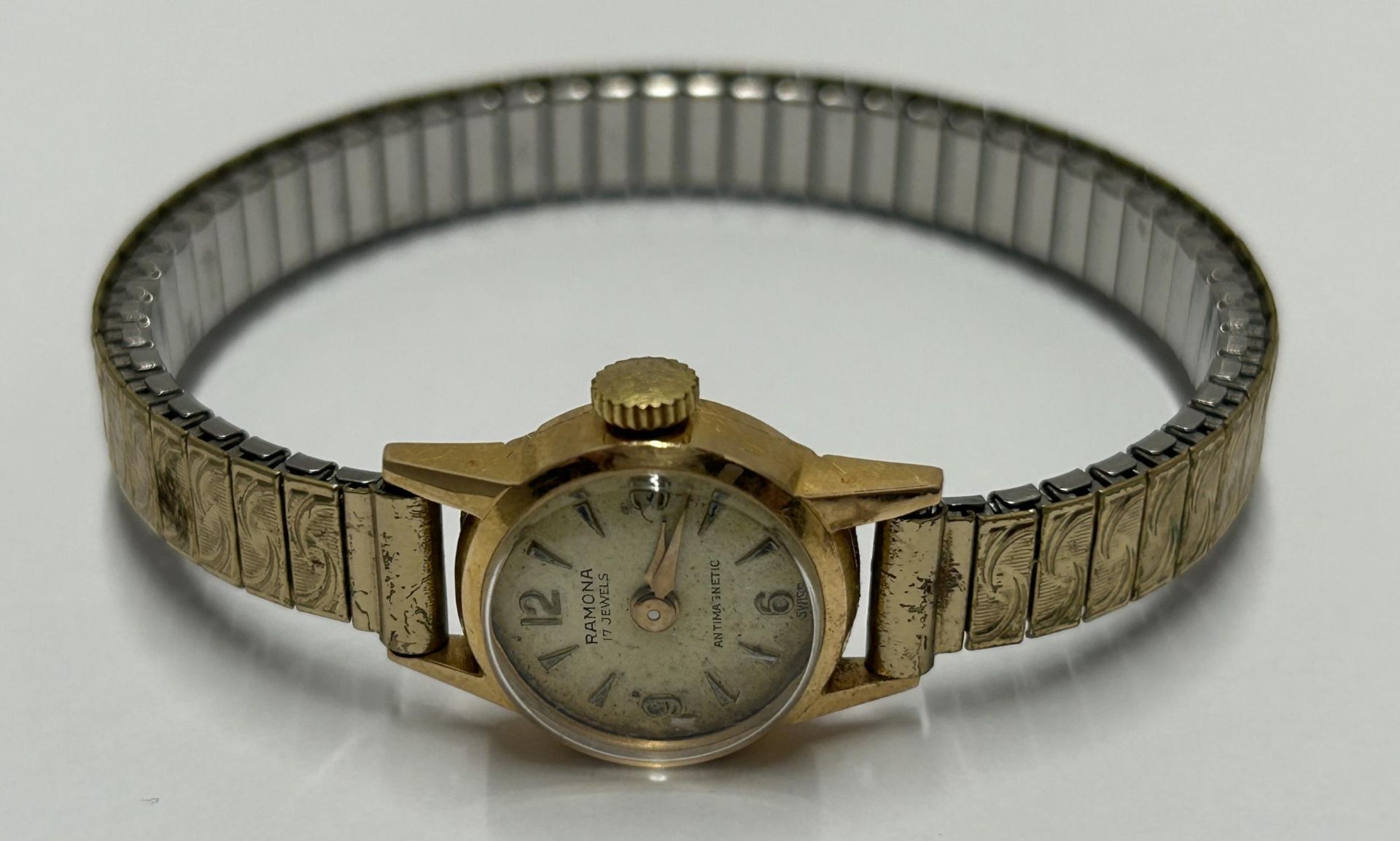 AN 18CT YELLOW GOLD CASED LADIES RAMONA WRISTWATCH WITH 17 JEWEL MOVEMENT ON AN ELASTICATED STRAP