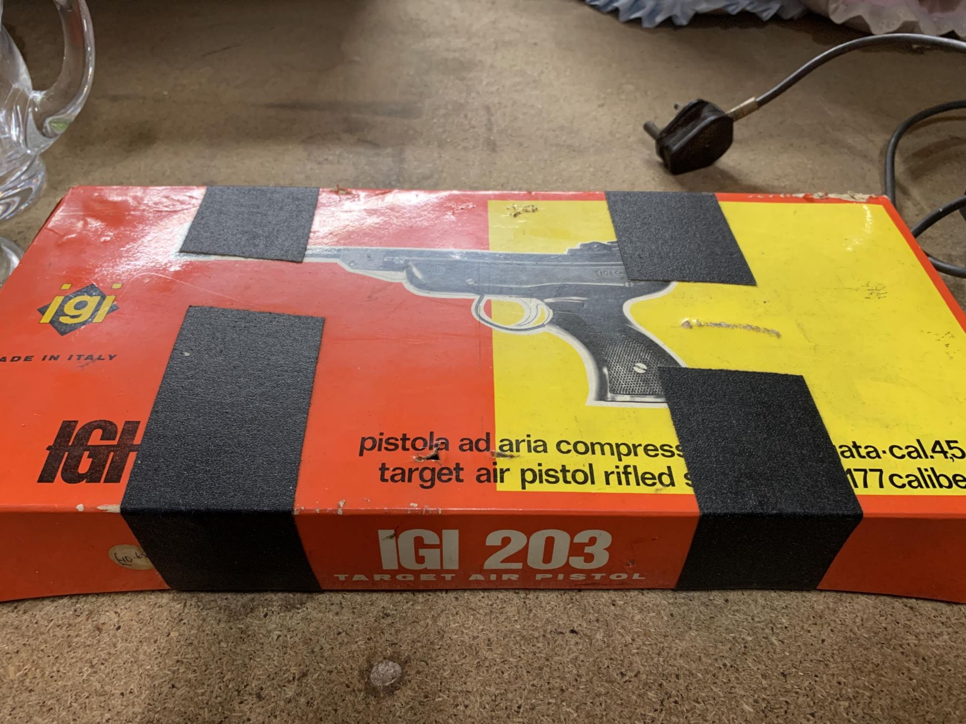 A BOXED .177 CAL TARGET AIR PISTOL - Bild 3 aus 3