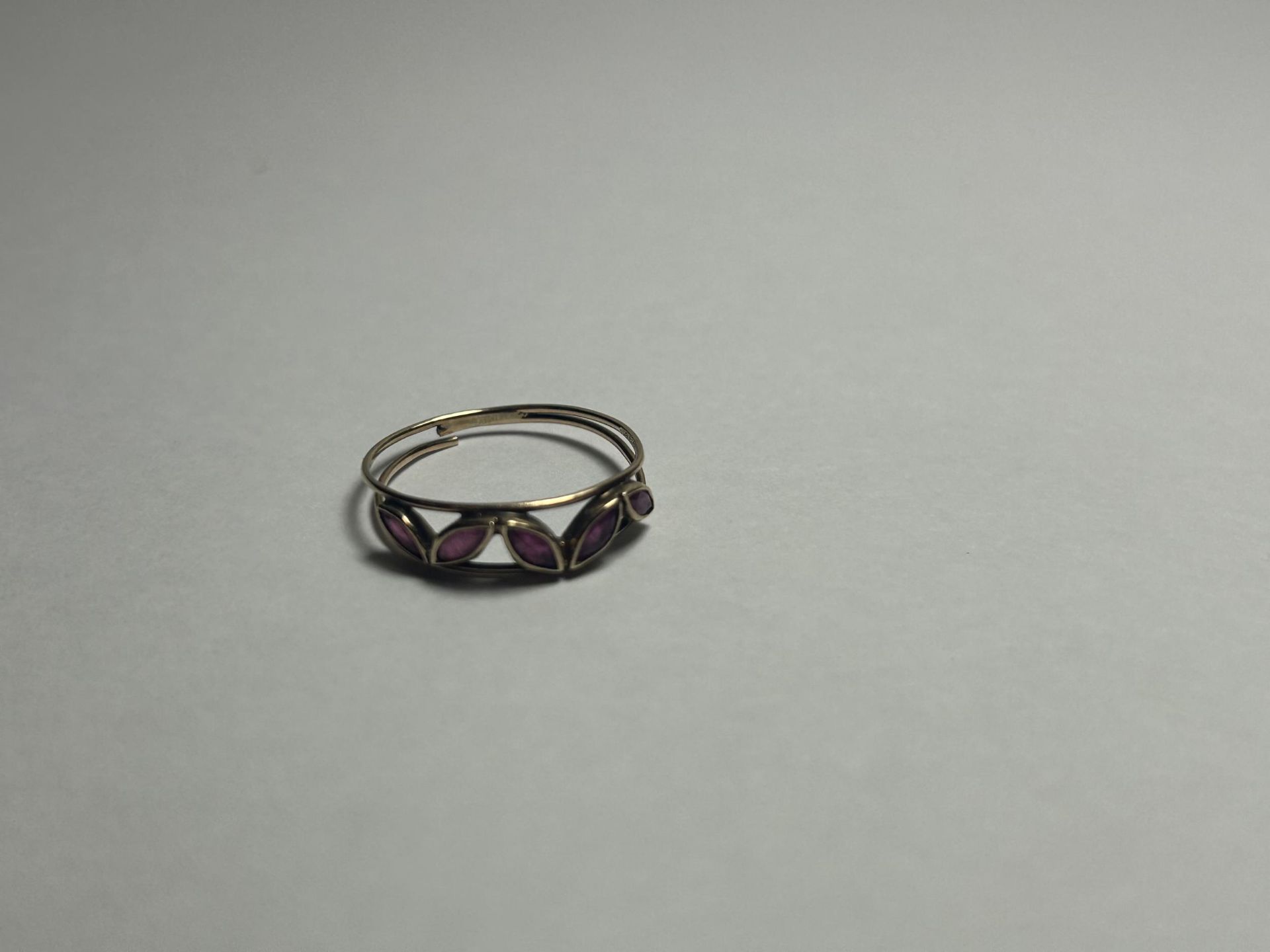 THREE 9CT YELLOW GOLD RINGS TO INCLUDE A CAMEO RING, A DIAMOND HALF ETERNITY RING AND A GARNET RING - Image 4 of 4
