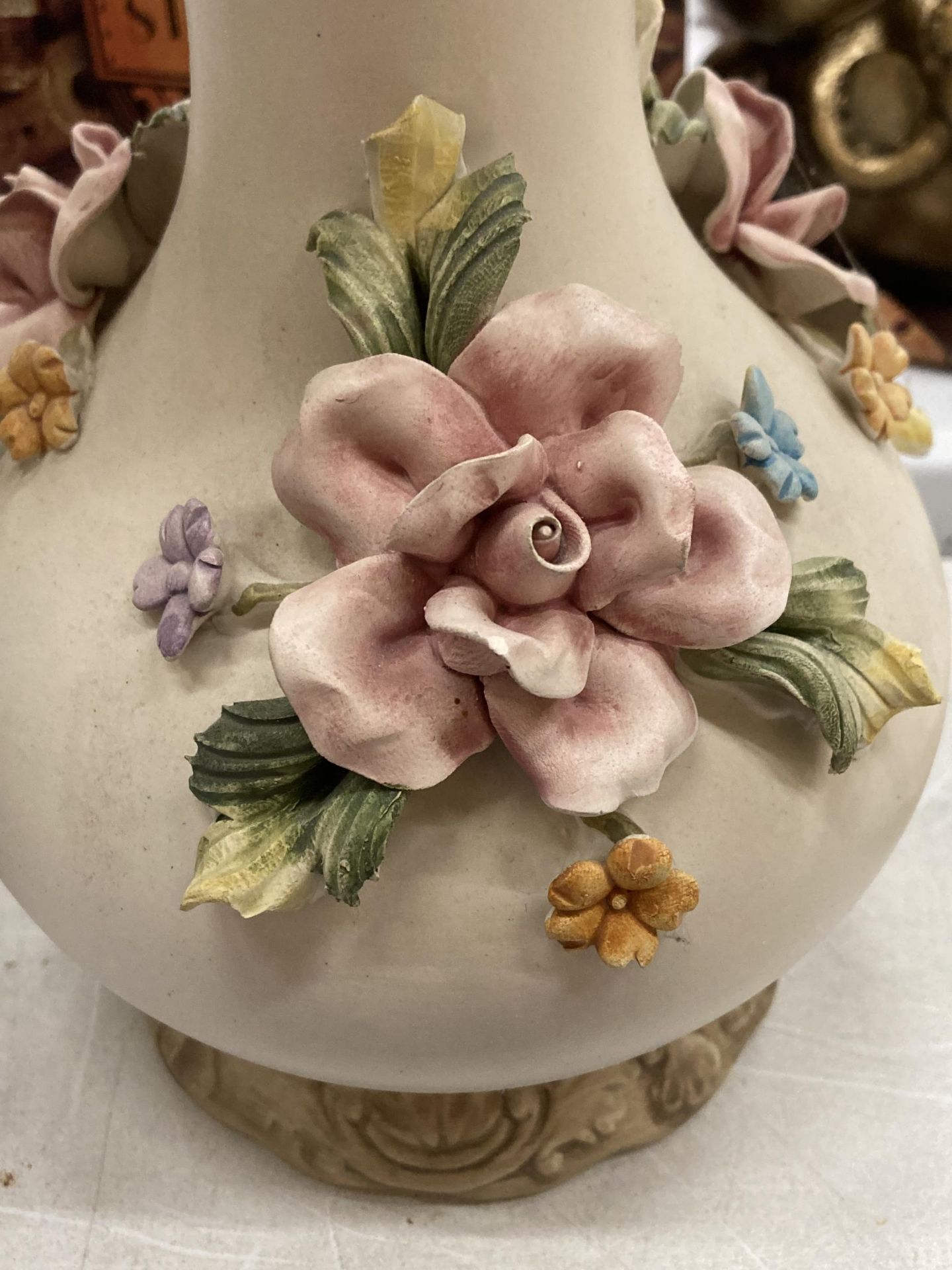 AN ORNATE CAPODIMONTE VASE, HEIGHT 28CM - Image 2 of 4