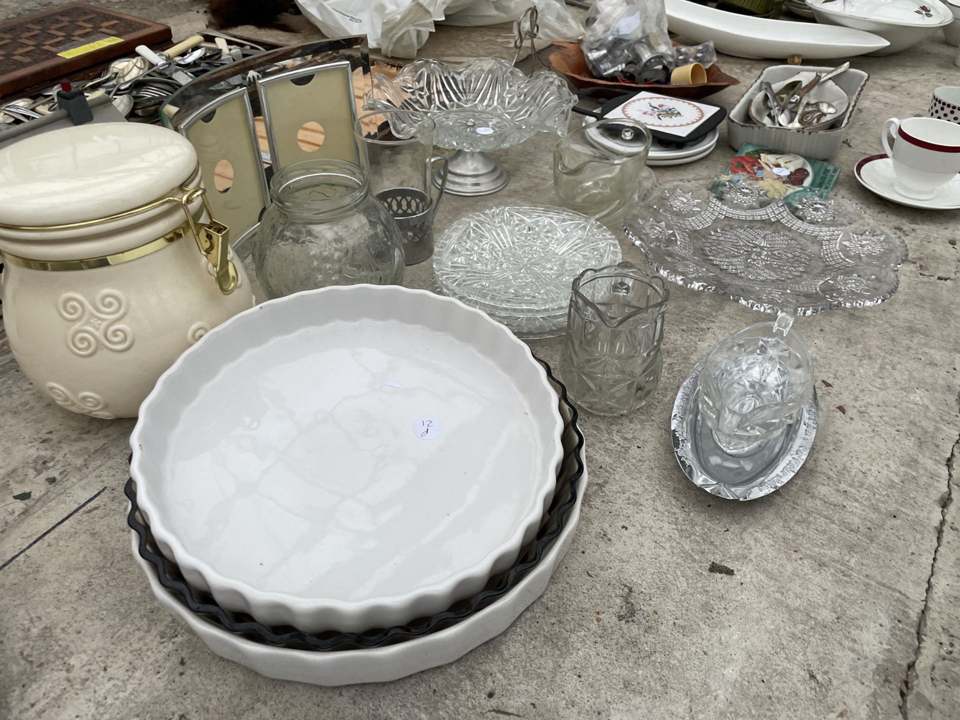 AN ASSORTMENT OF ITEMS TO INCLUDE CERAMICS, GLASS PLATES AND FLATWARE ETC - Image 2 of 3