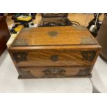 A 19TH CENTURY ENGLISH OAK SLIDE TOP HUMIDOR BOX WITH BRASS TRIM AND KEY