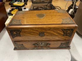 A 19TH CENTURY ENGLISH OAK SLIDE TOP HUMIDOR BOX WITH BRASS TRIM AND KEY