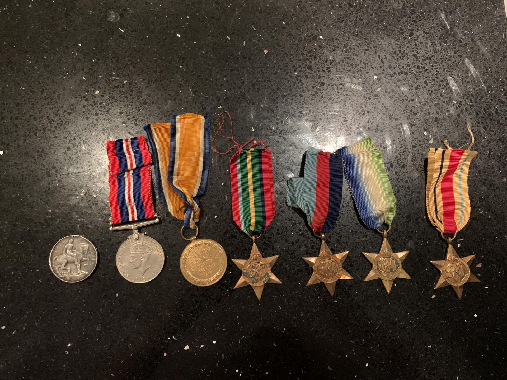 A GROUP OF 7 UK WAR MEDALS TO INCLUDE WW1 X 2 , WW2 X 5 : 1939-45 X 2 , THE ATLANTIC , THE PACIFIC ,