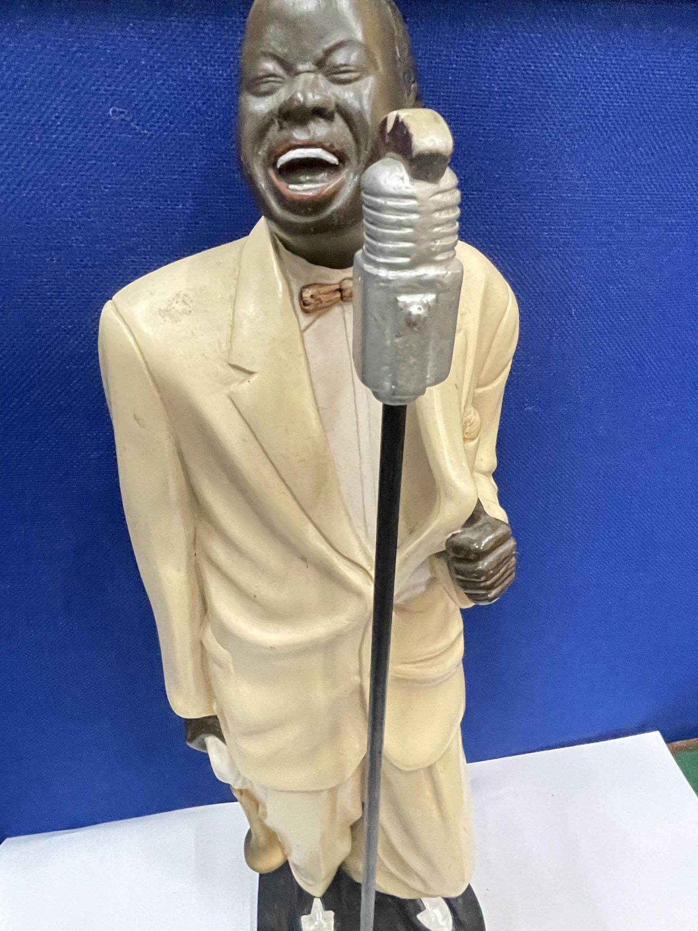 A HEAVY LOUIS ARMSTRONG FIGURE WITH TRUMPET AND MICROPHONE 22 INCHES TALL - Image 3 of 4