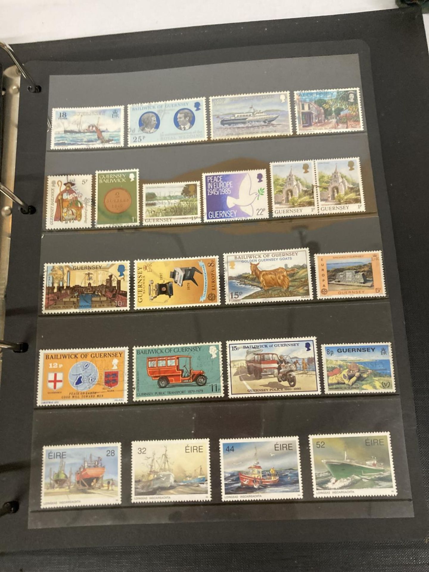 TWO ALBUMS CONTAINING GB AND WORLD STAMPS - Bild 6 aus 6