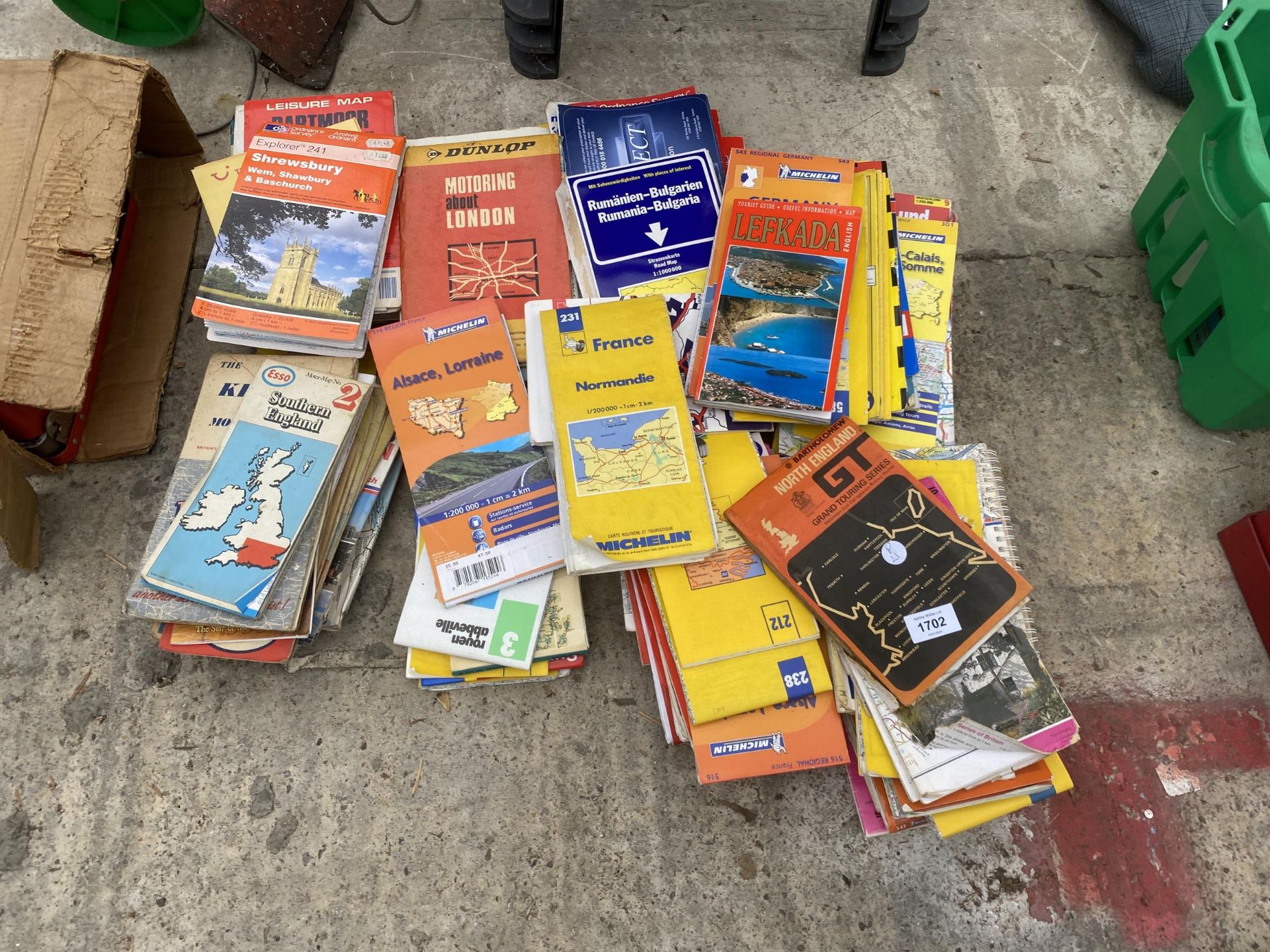 A LARGE ASSORTMENT OF VINTAGE BRITISH AND FOREIGN ROAD MAPS