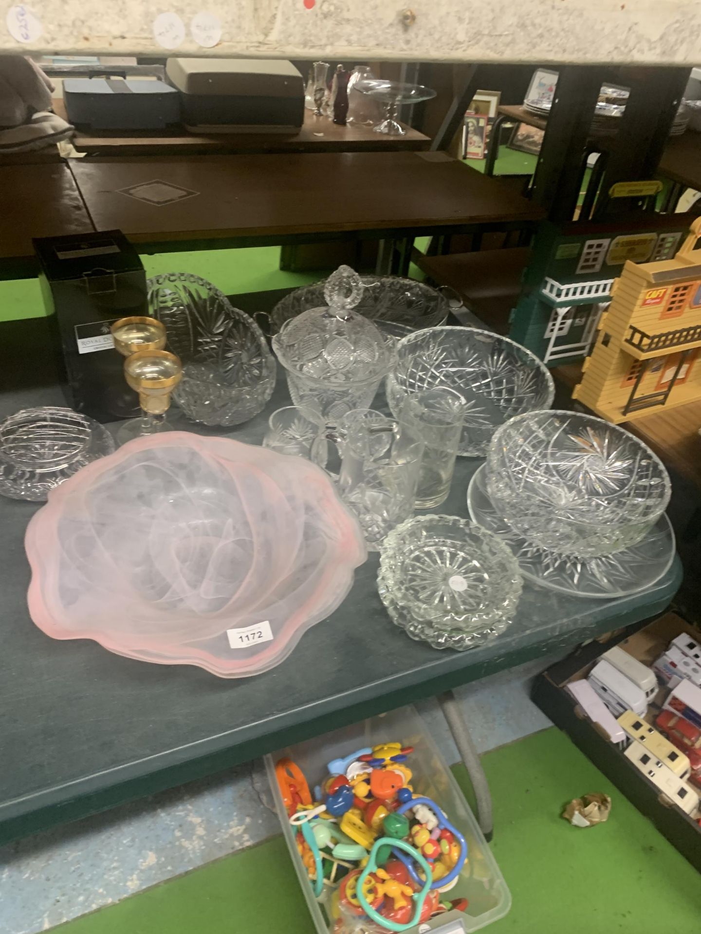 A COLLECTION OF CUT GLASS BOWLS AND FURTHER GLASSWARE