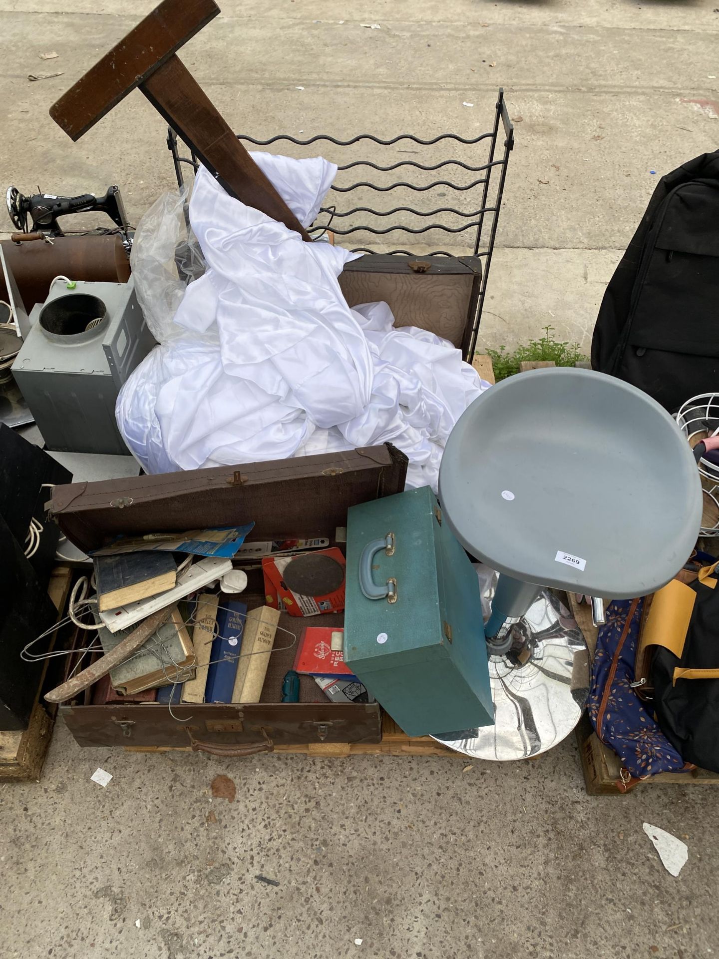 AN ASSORTMENT OF HOUSEHOLD CLEARANCE ITEMS