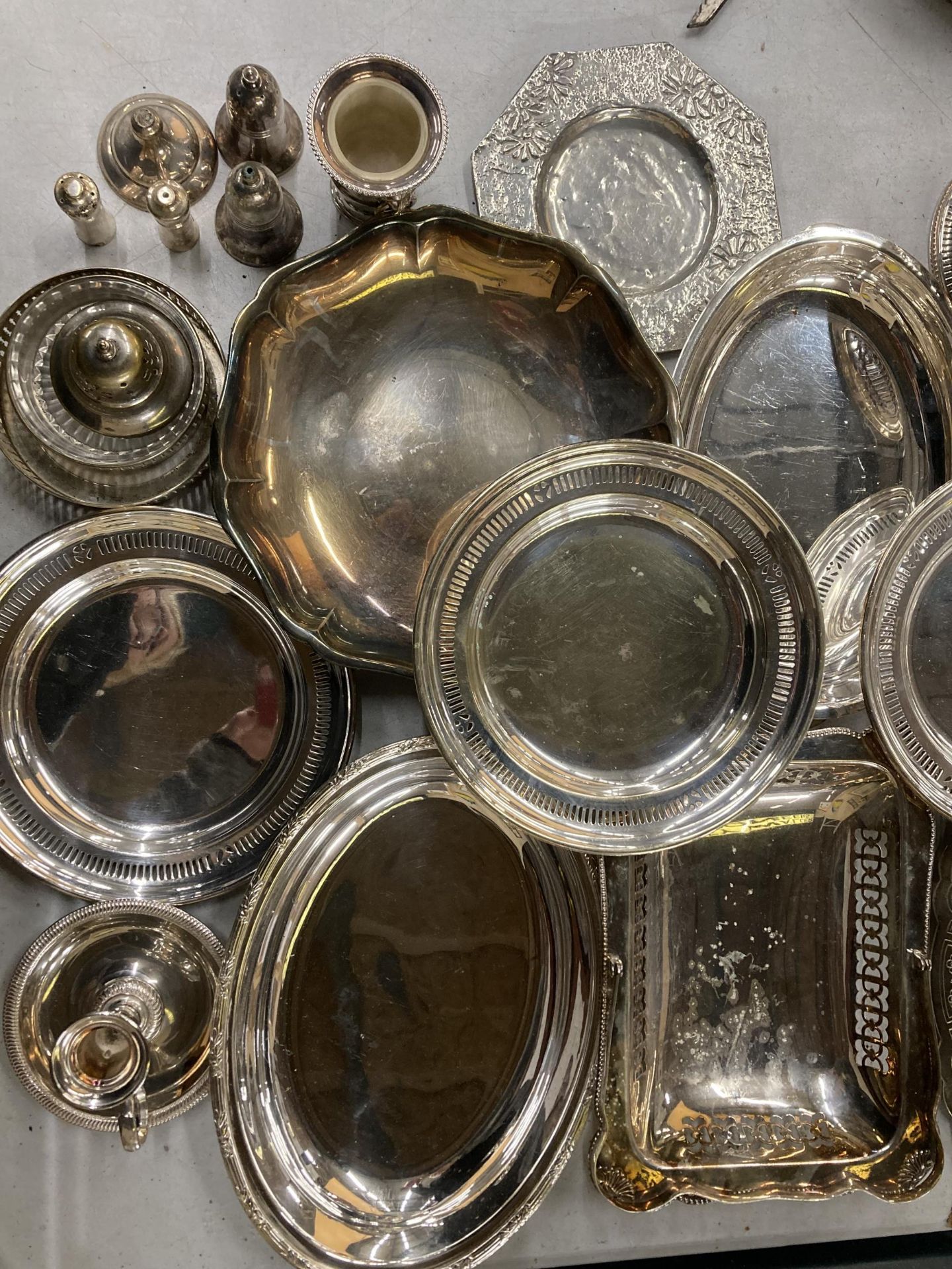 A MIXED LOT OF SILVER PLATED ITEMS, TRAYS ETC - Image 3 of 4