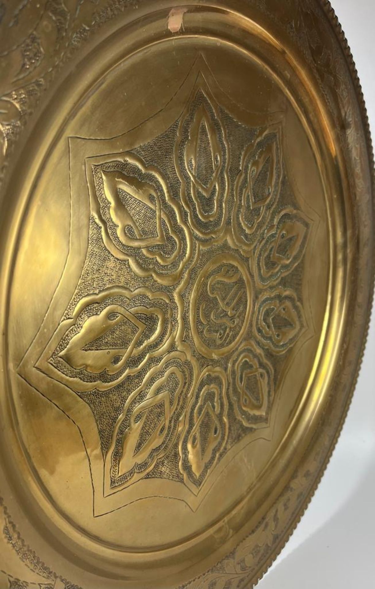 A LARGE ARTS & CRAFTS EARLY 20TH CENTURY BRASS CHARGER WITH STYLISED FLORAL DESIGN, DIAMETER 50 CM - Image 3 of 4