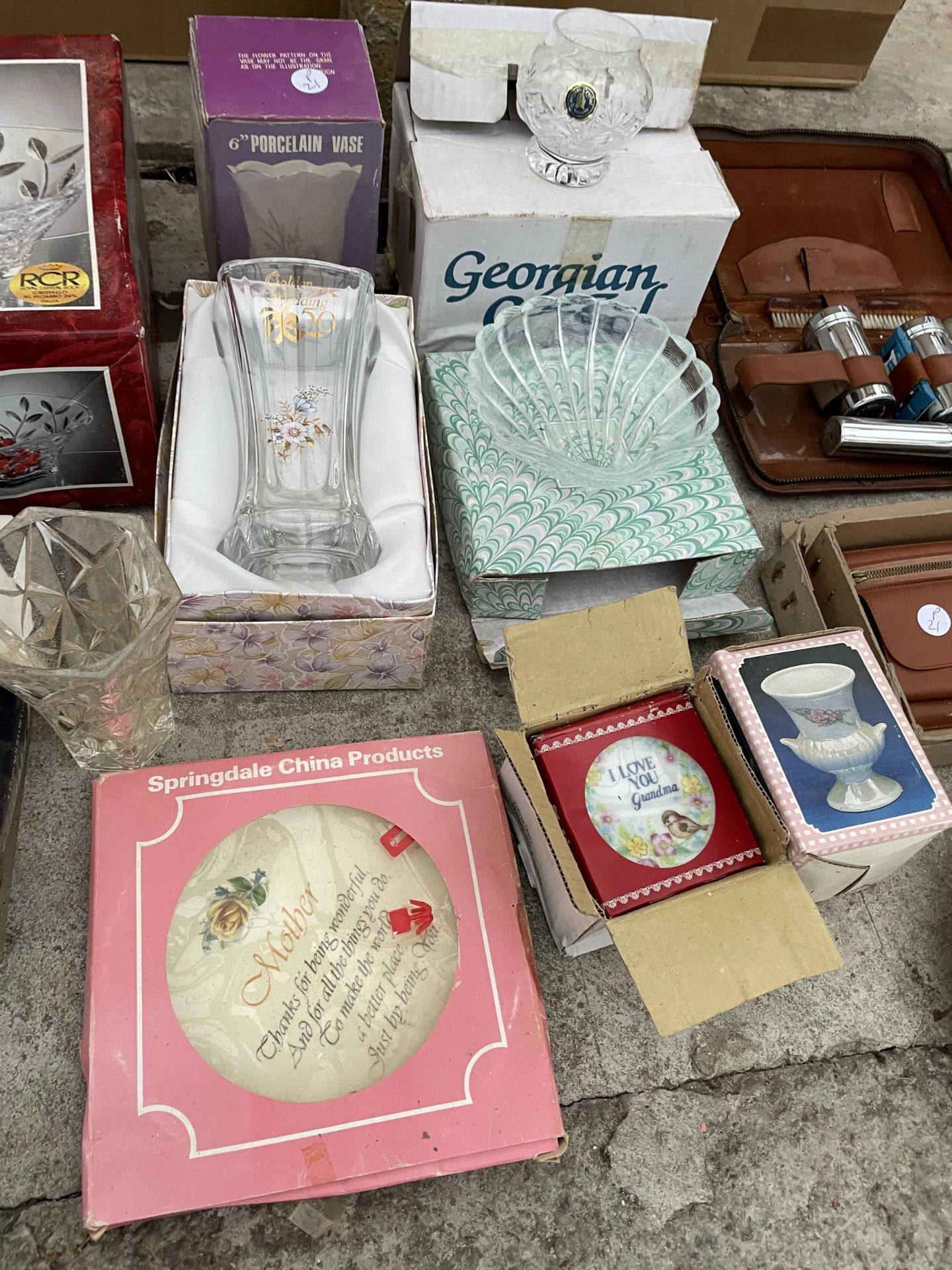 AN ASSORTMENT OF ITEMS TO INCLUDE GLASS WARE AND CERAMICS ETC - Image 4 of 4