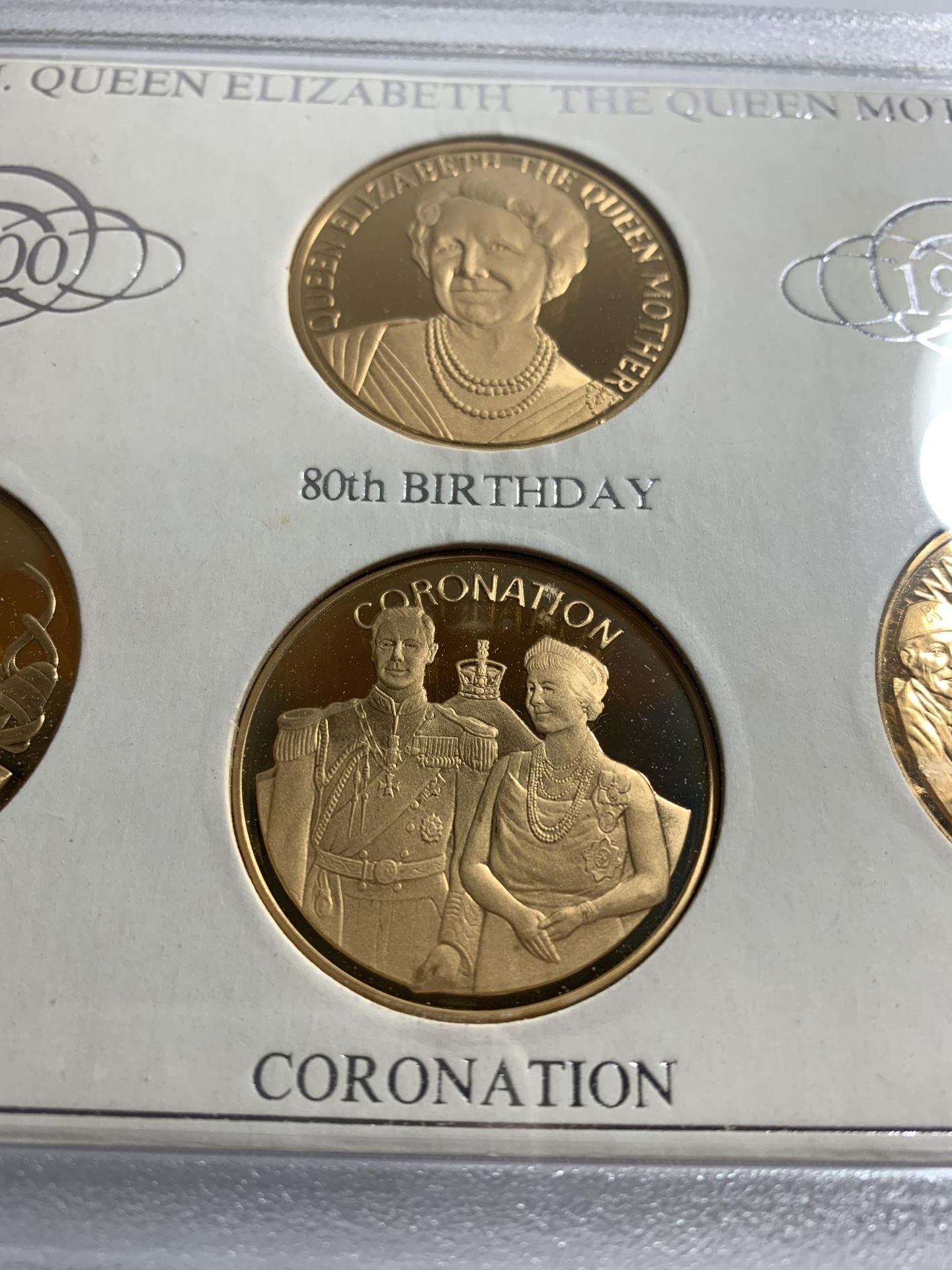 A COMMEMORATIVE COIN SET CELEBRATING THE QUEEN MOTHER'S 80TH BIRTHDAY MINTED FROM SOLID BRONZE - Bild 3 aus 5