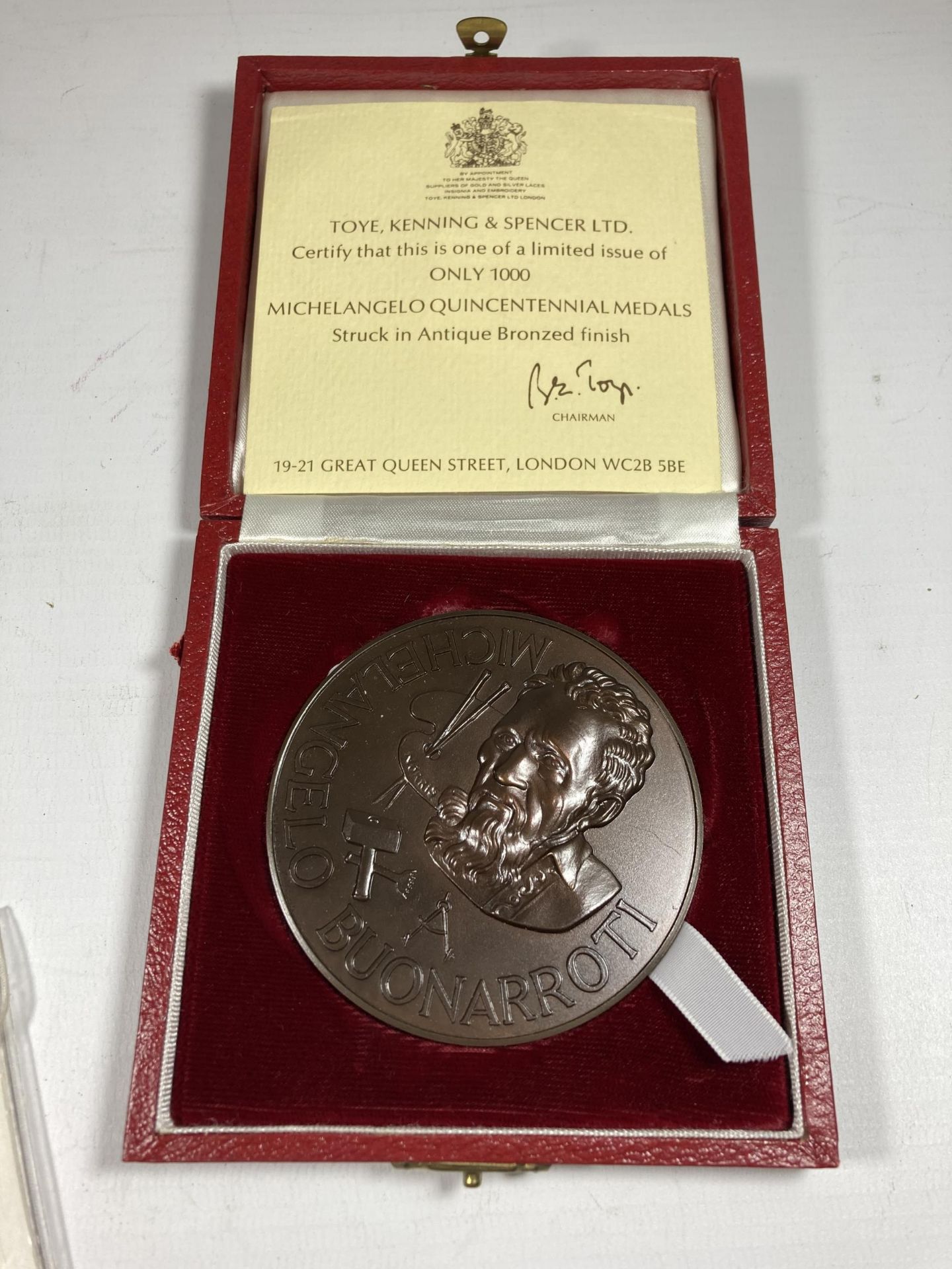 THREE VARIOUS MEDALS AND TOKENS TO INCLUDE A LIMITED EDITION OF 1000 MICHELANGELO QUICENTENNIAL - Image 6 of 7