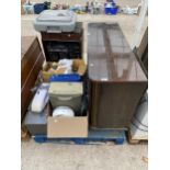 AN ASSORTMENT OF HOUSEHOLD CLEARANCE ITEMS