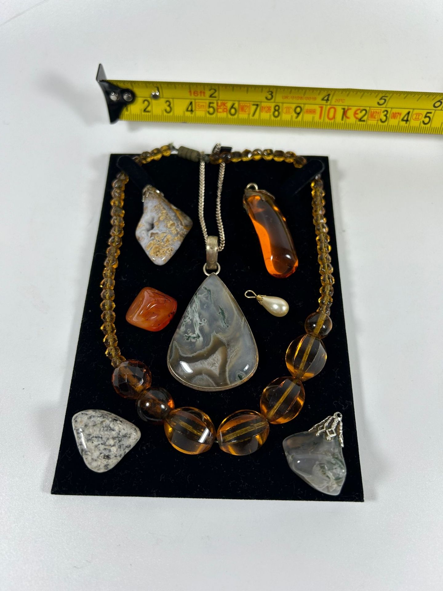 A GROUP OF STONE JEWELLERY TO INCLUDE AMBER EFFECT NECKLACE, LARGE STONE PENDANT NECKLACE ETC - Image 3 of 3