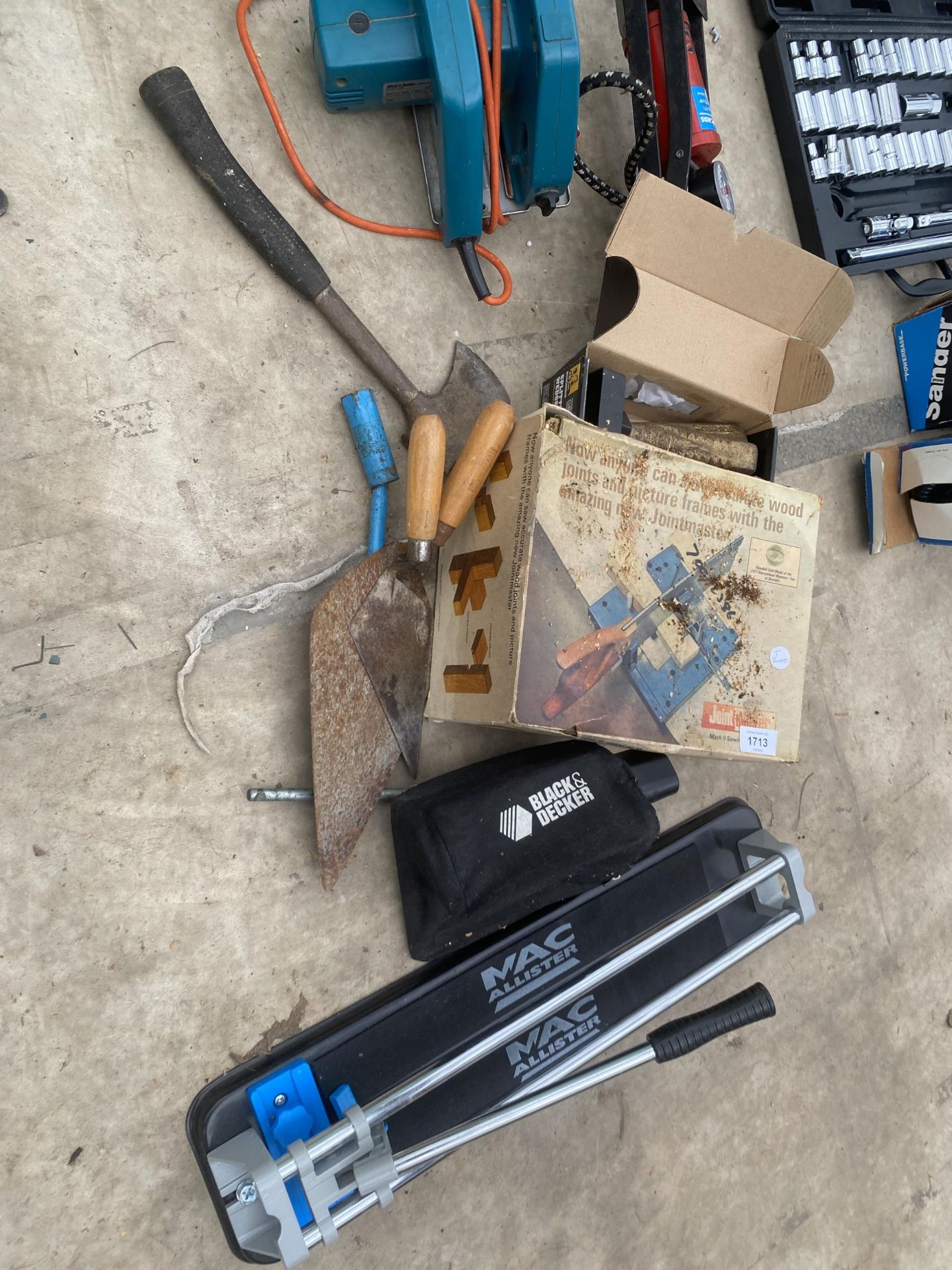AN ASSORTMENT OF TOOLS TO INCLUDE A BLACK AND DECKER CIRCULAR SAW, A MACALLISTER TILE CUTTER AND A - Image 3 of 3