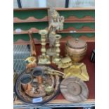 AN ASSORTMENT OF BRASS AND COPPER ITEMS TO INCLUDE A COPPER ICE BUCKET, A BRASS HINDU GODDESS AND