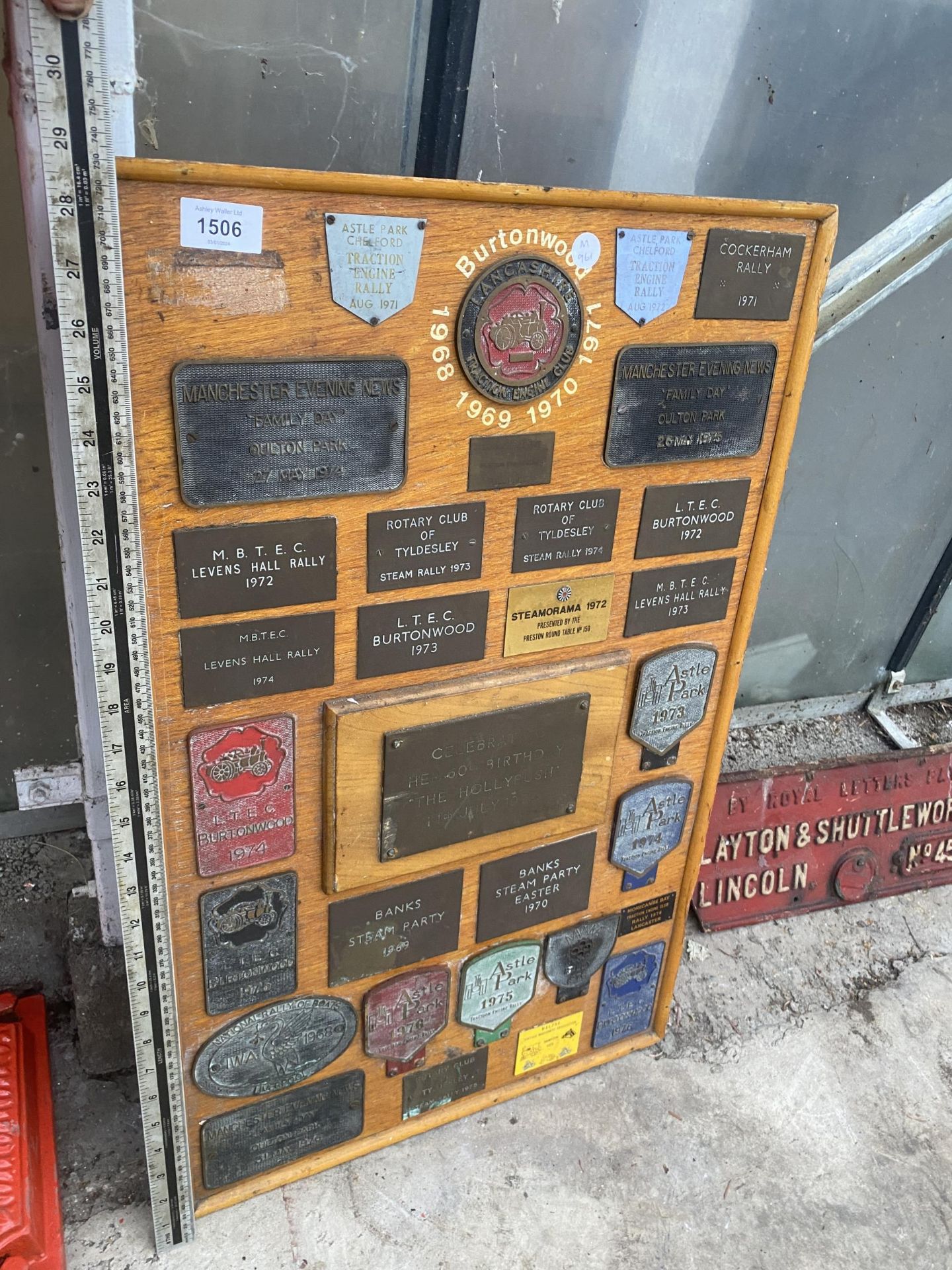 A WOODEN BOARD DISPLAYING A LARGE QUANTITY OF COMMEMERATIVE BRASS PLAQUES FROM VARIOUS STEAM RALLIES - Image 3 of 10