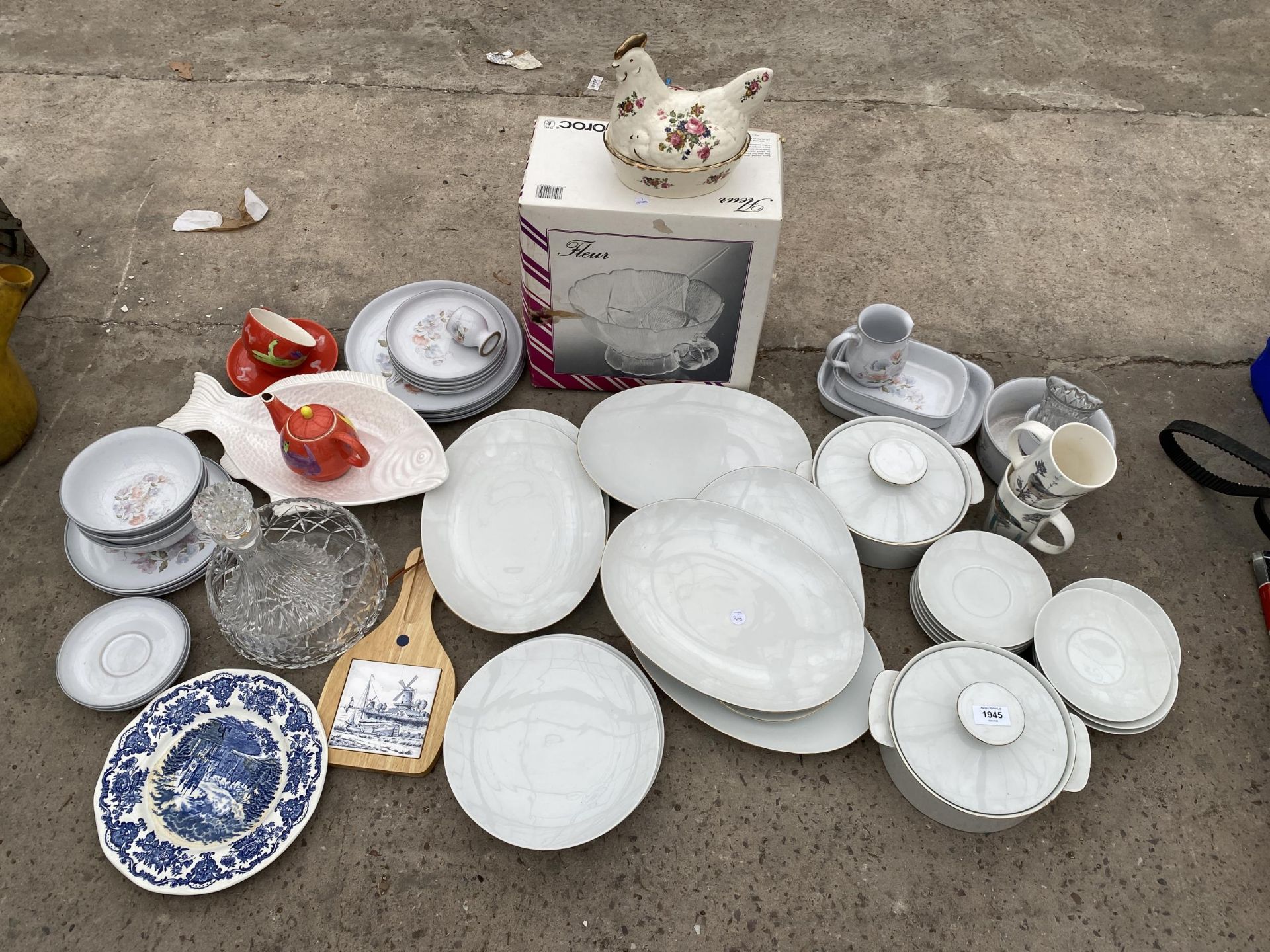 AN ASSORTMENT OF CERAMICS AND GLASS WARE TO INCLUDE PLATES AND A DECANTER ETC