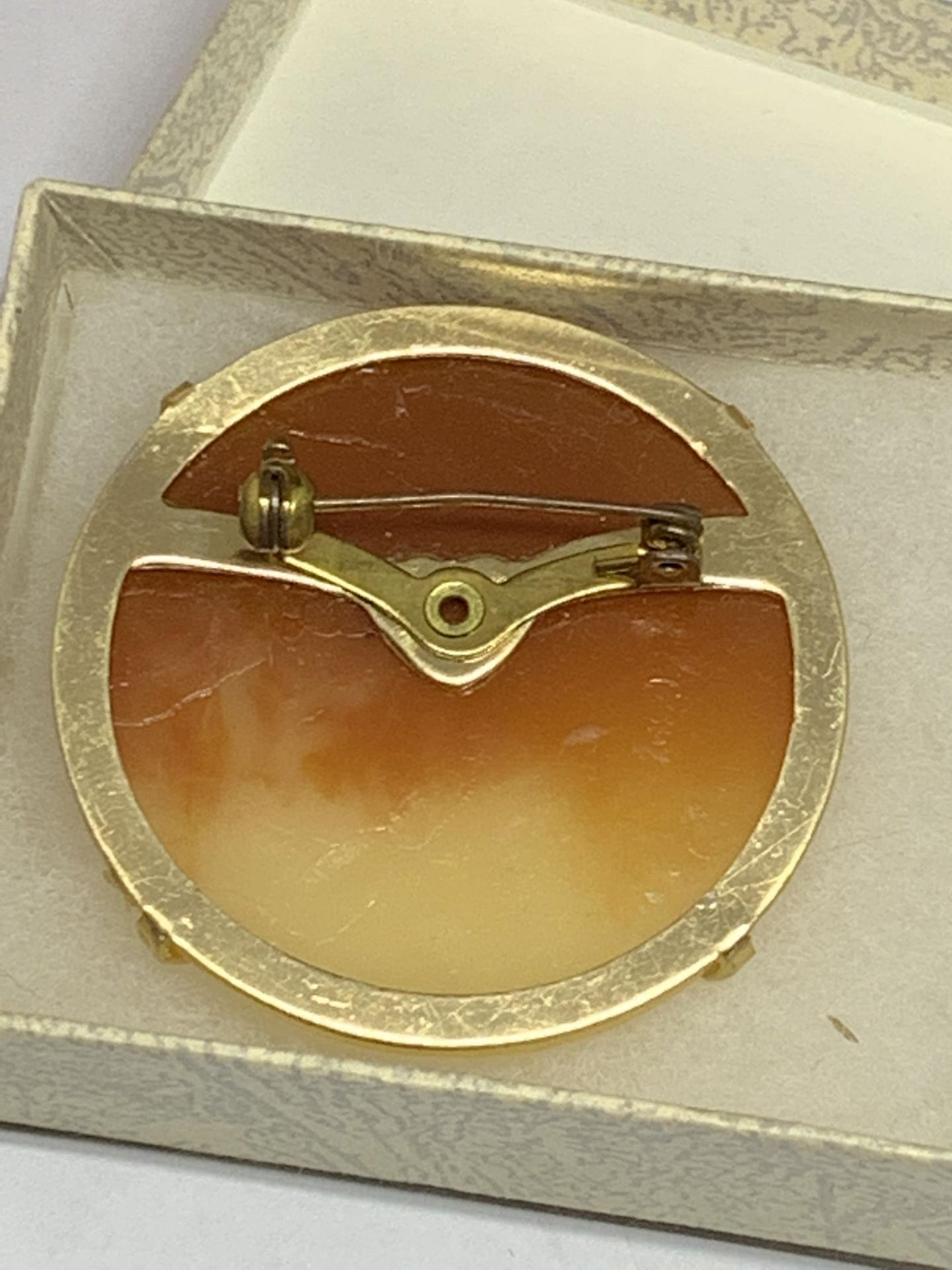 A CAMEO BROOCH IN A PRESENTATION BOX - Image 2 of 2