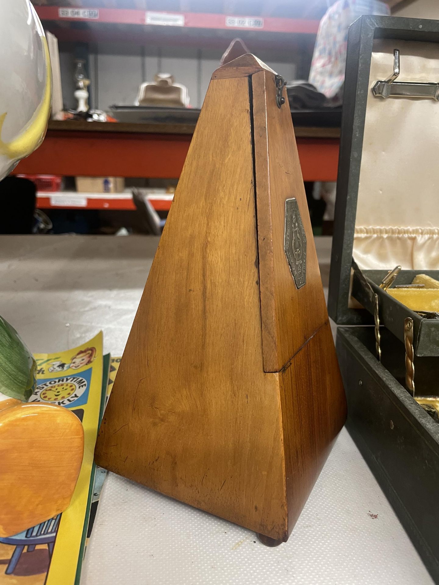 A VINTAGE SWISS WOODEN METRONOME - Image 3 of 3