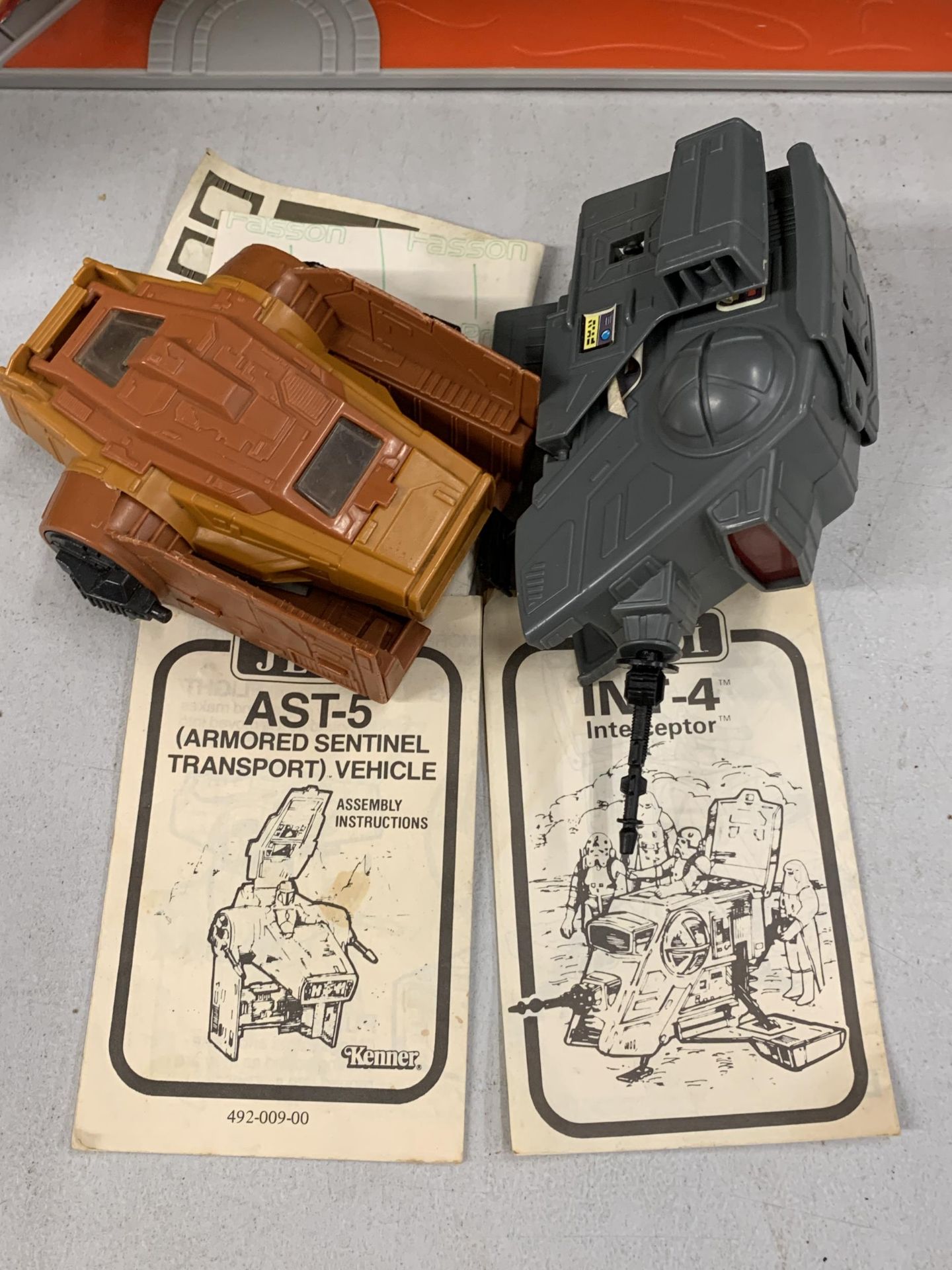 A STAR WARS RETURN OF THE JEDI AST-5 (ARMORED SENTINEL TRANSPORT) VEHICLE AND A INT-4 INTERCEPTOR - Image 2 of 2