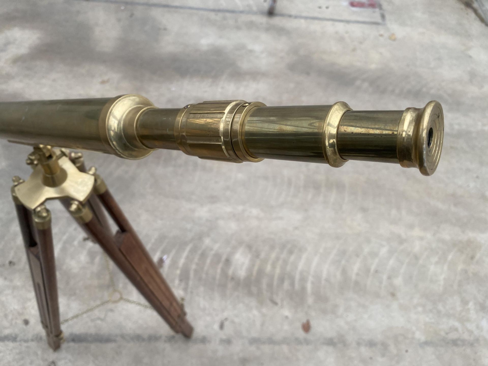 A VINTAGE BRASS TELESCOPE WITH WOODEN TRIPOD STAND - Bild 5 aus 5