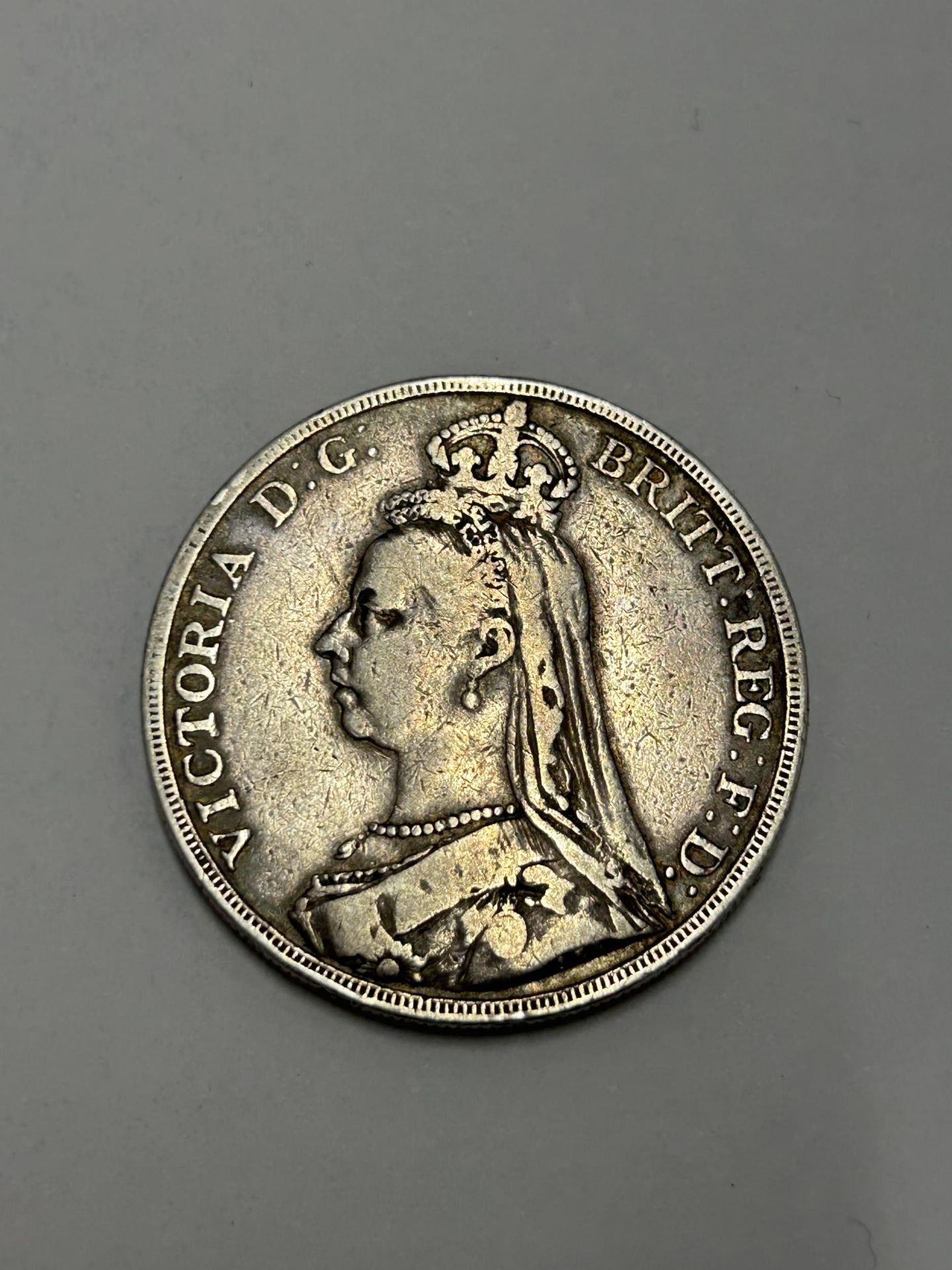 AN 1890 QUEEN VICTORIA JUBILEE HEAD SILVER CROWN COIN - Image 3 of 3