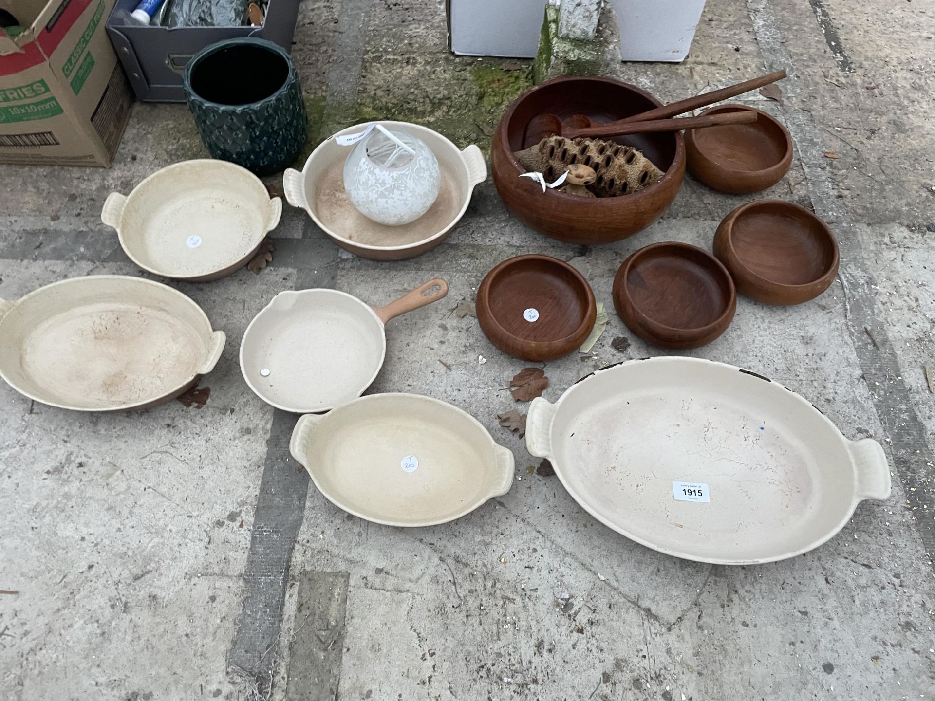 AN ASSORTMENT OF ITEMS TO INCLUDE TREEN BOWLS AND CAST IRON SKILLET PANS ETC