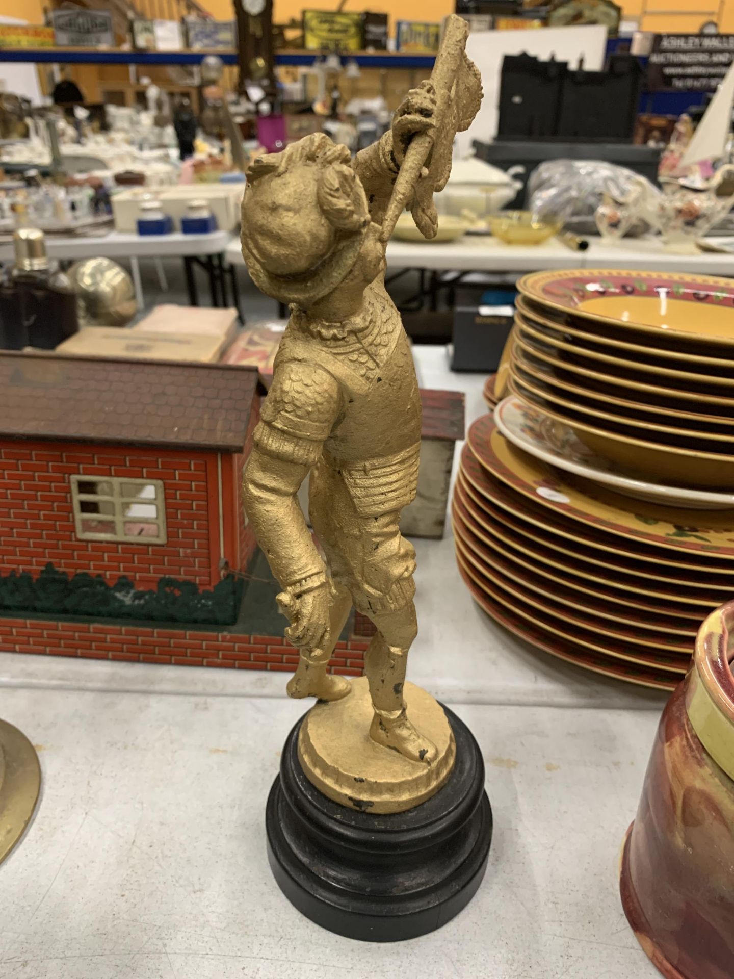 A GILT DESIGN SPELTER ITALIAN TRUMPETEER ON PEDESTAL - Image 2 of 4