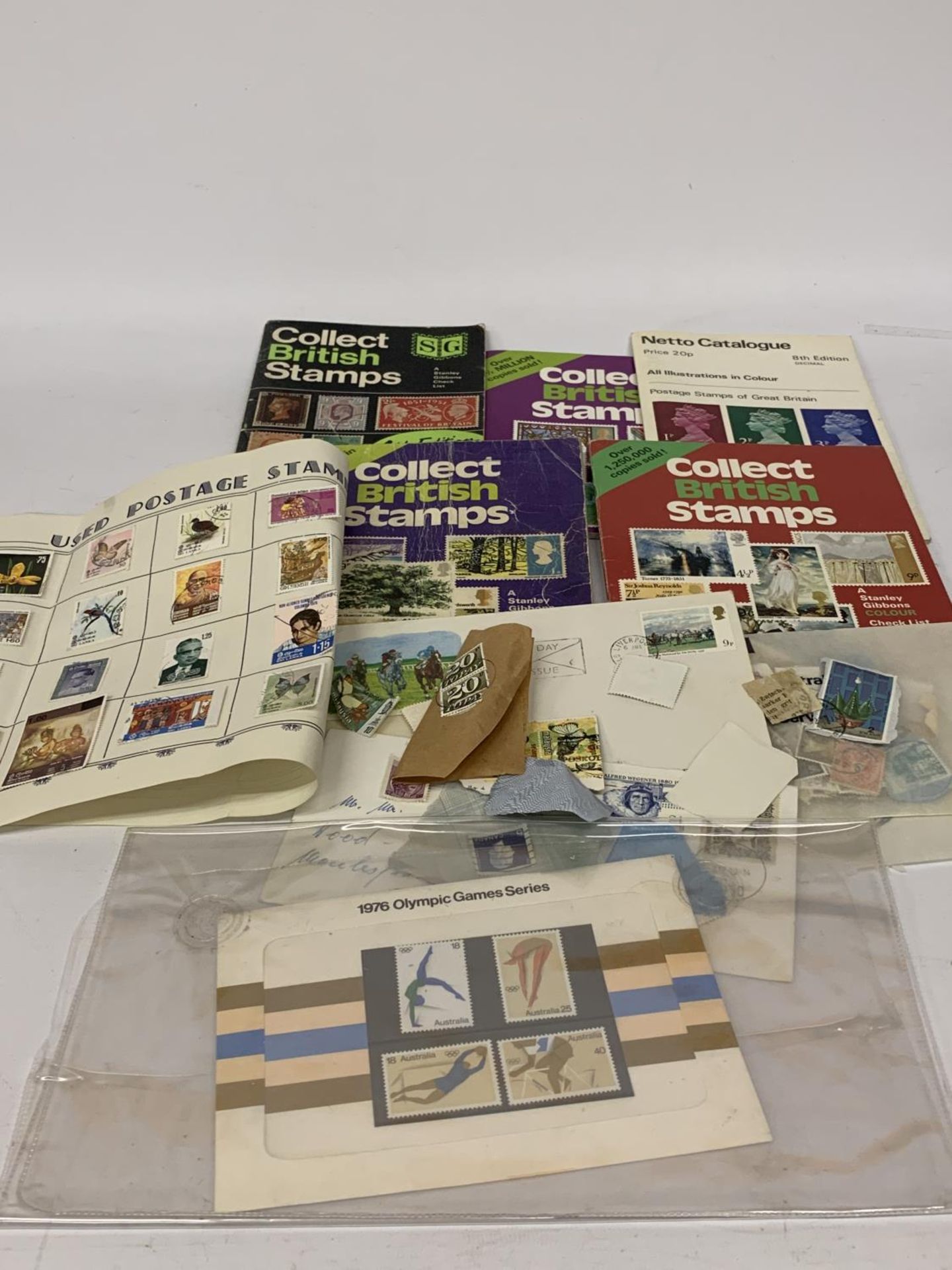 A QUANTITY OF BRITISH STAMP COLLECTOR'S BOOKS TOGETHER WITH A QUANTITY OF LOOSE STAMPS