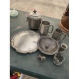 AN ASSORTMENT OF PEWTER ITEMS TO INCLUDE A LIDDED POT WITH LION HEAD HANDLES, TANKARDS AND A TRAY