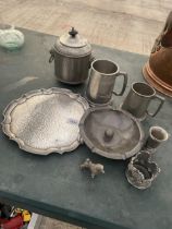 AN ASSORTMENT OF PEWTER ITEMS TO INCLUDE A LIDDED POT WITH LION HEAD HANDLES, TANKARDS AND A TRAY