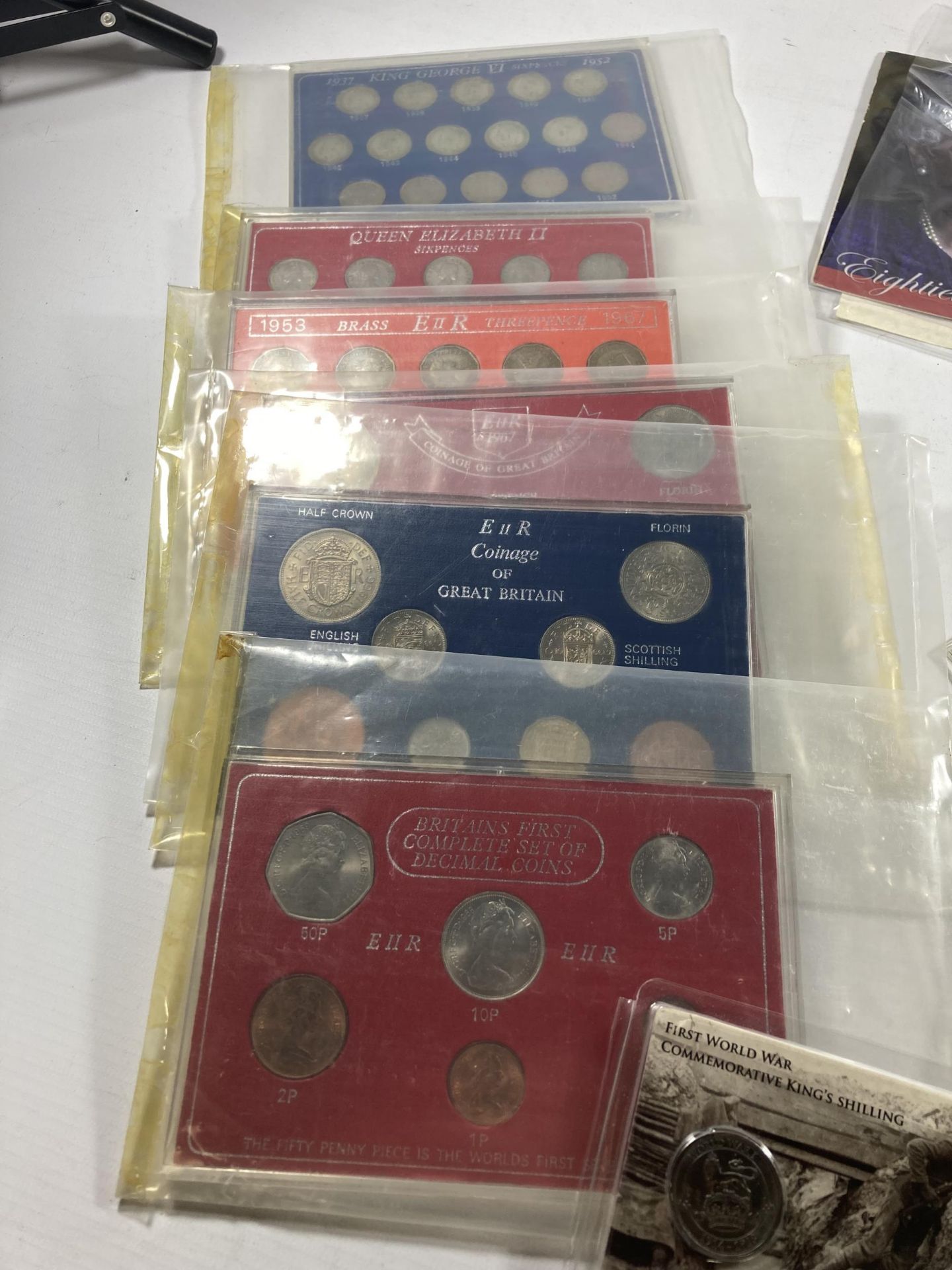 A MIXED LOT OF COINS TO INCLUDE SIX CASED UK SETS , VARIOUS UK COINS IN TUBS , PLUS A BLACK - Image 2 of 7