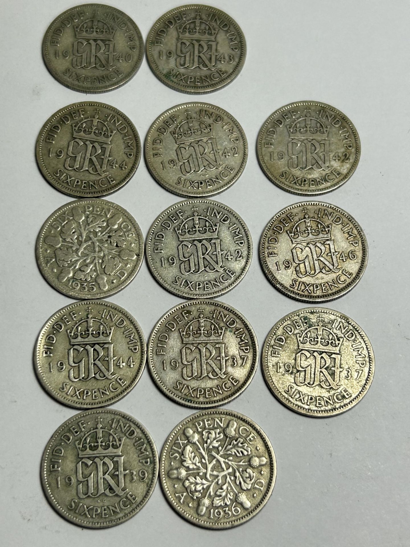 AN ASSORTMENT OF BRITISH PRE 1947 SILVER COINS TO INCLUDE TWO 1918 ONE SHILLINGS, 13 PRE 1947 SIX - Image 4 of 4