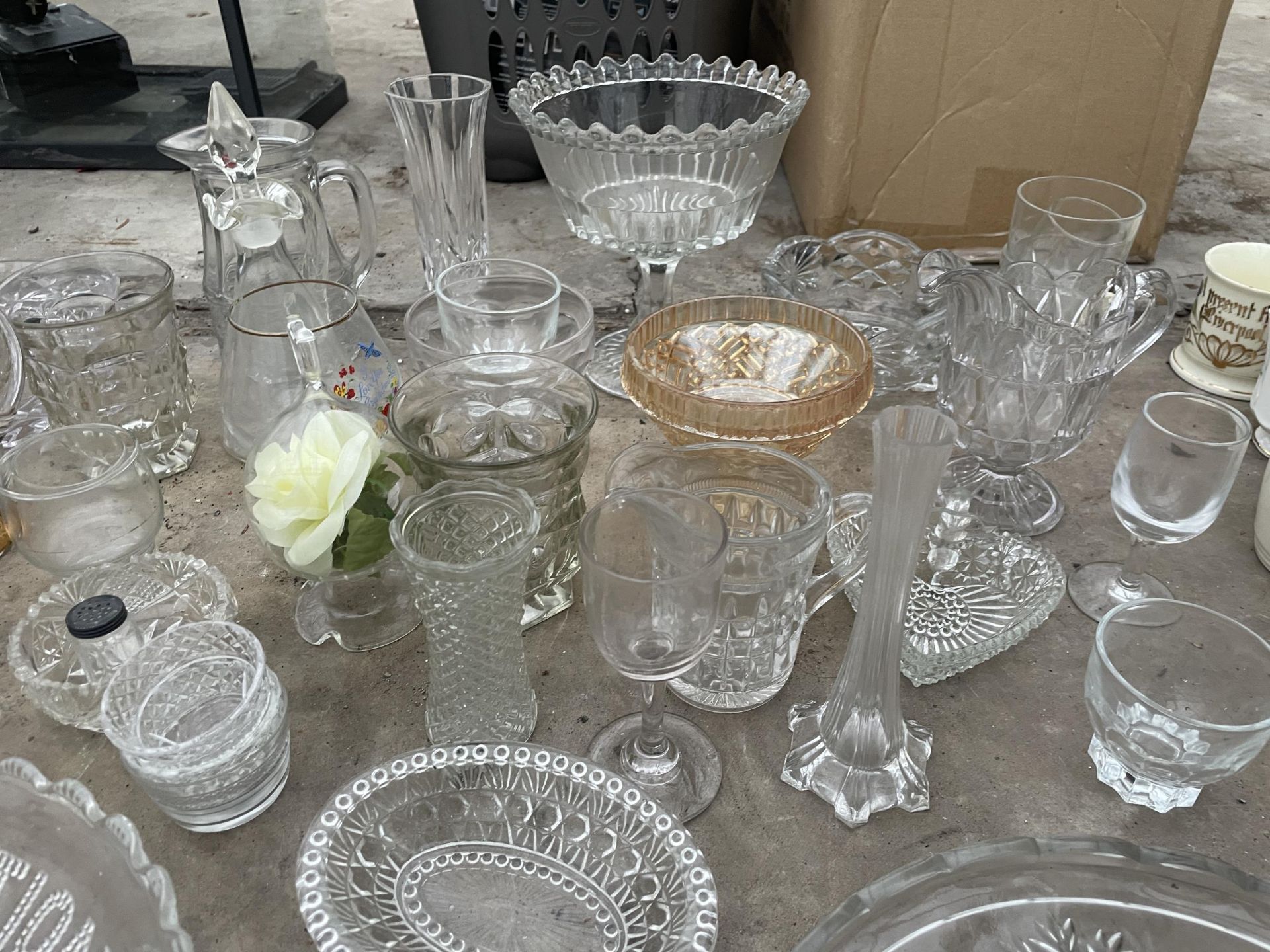 AN ASSORTMENT OF GLASS WARE TO INCLUDE VASES AND BOWLS ETC - Bild 2 aus 3